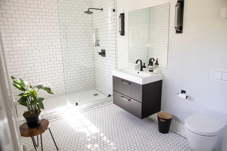 How to Incorporate Shower Wall Panels into a Bathroom Remodelling Project