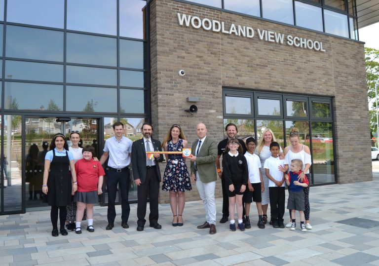 Keys handed over for new Woodland View School, East Dunbartonshire