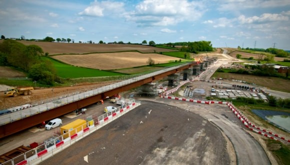 Timelapse: HS2 completes 3130 tonne second Wendover Dean Viaduct deck slide