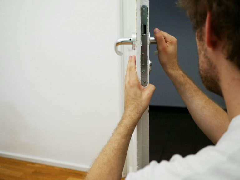 How Fast Emergency Locksmith Service Impacts Building Security in Orlando