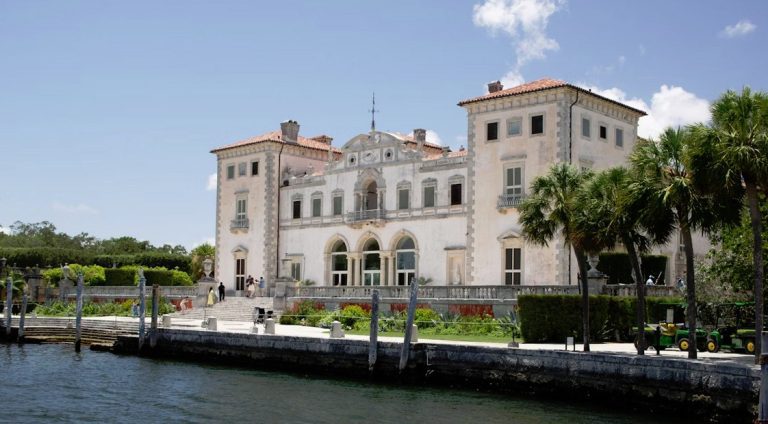 Best Waterfront Properties to Consider in 2025