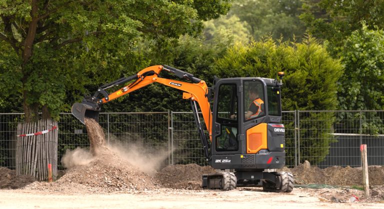 Comparing the Top Mini Excavator Brands and Dealers for Construction Companies