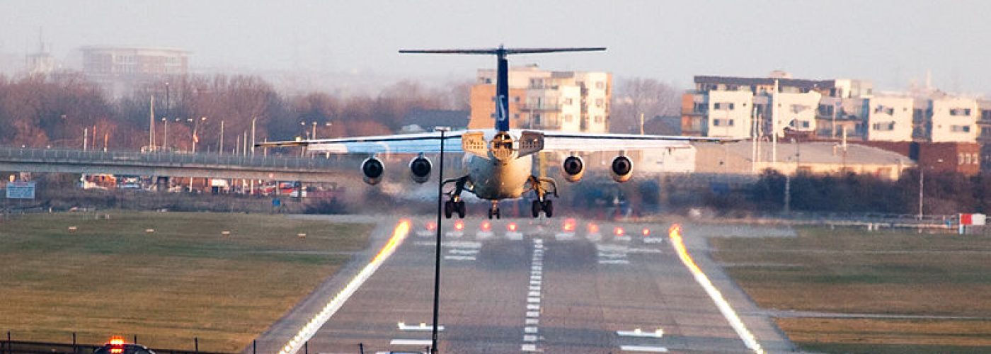 800px-SAS_plane_landing_at_London_City_Airport