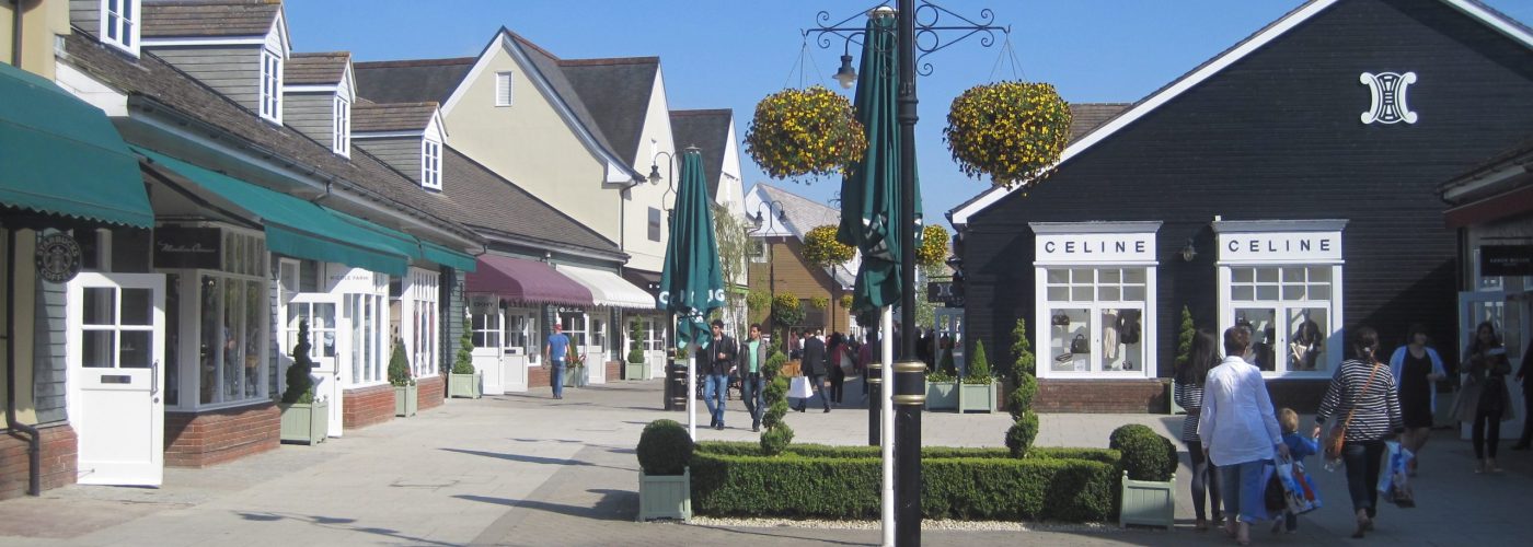 Bicester_outlet_village_-_panoramio